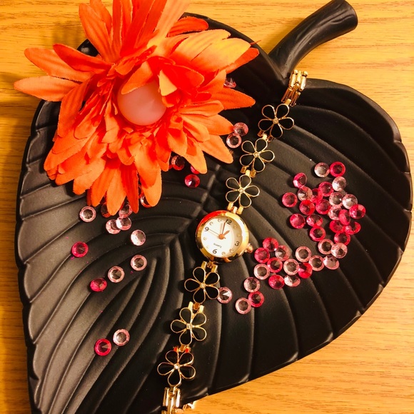 Black floral bracelet watch - Picture 4 of 4